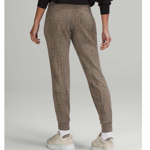 Lululemon Women’s 8  Pants Warm Down Jogger Sweatpant Pull On Drawstring - Picture 2 of 15